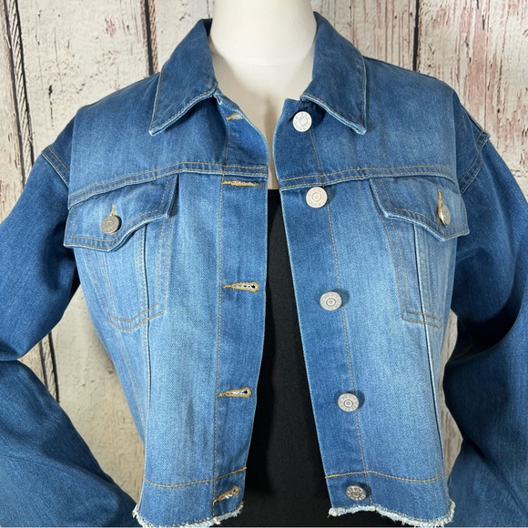 Ei8ht Dreams Revolve Cropped Faded Denim Jean Jacket Size Small EUC LIKE NEW - Picture 5 of 16